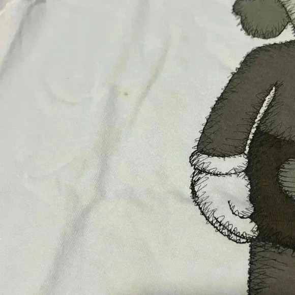 Uniqlo UT x KAWS Flayed T-Shirt Size Large Preowned - Picture 2 of 2